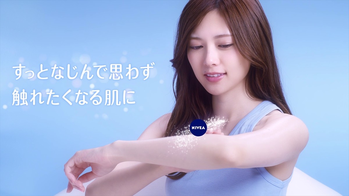 白石麻衣の“やわらかマシュマロ肌”にさわれる!? タッチに反応するスマホ動画公開
