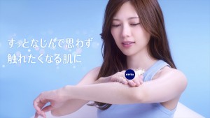 白石麻衣出演、WEB限定動画『乃木坂46　白石麻衣のマシュマロ肌タッチ！？』