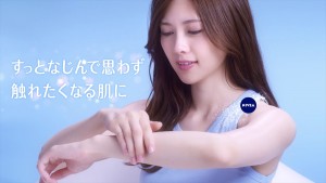 白石麻衣出演、WEB限定動画『乃木坂46　白石麻衣のマシュマロ肌タッチ！？』