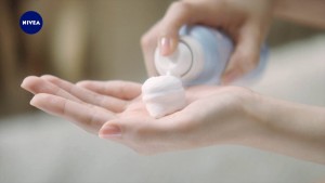 白石麻衣出演CM『ニベア マシュマロケア 抱きしめてもらえる篇』