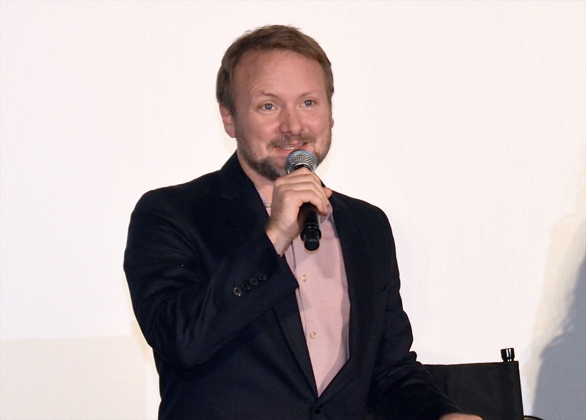 『スター・ウォーズ／最後のジェダイ』監督、鋭い質問に動揺？「それを言わせるのか」
