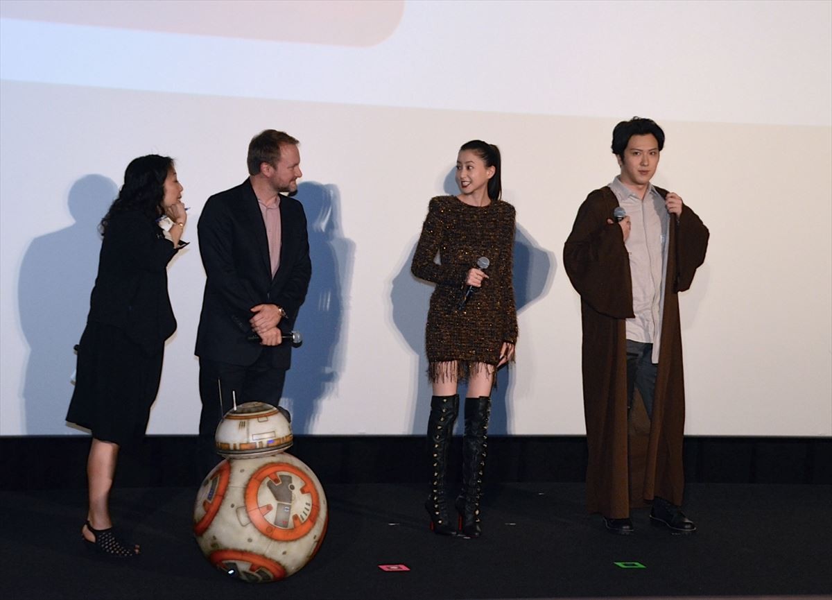 『スター・ウォーズ／最後のジェダイ』監督、鋭い質問に動揺？「それを言わせるのか」
