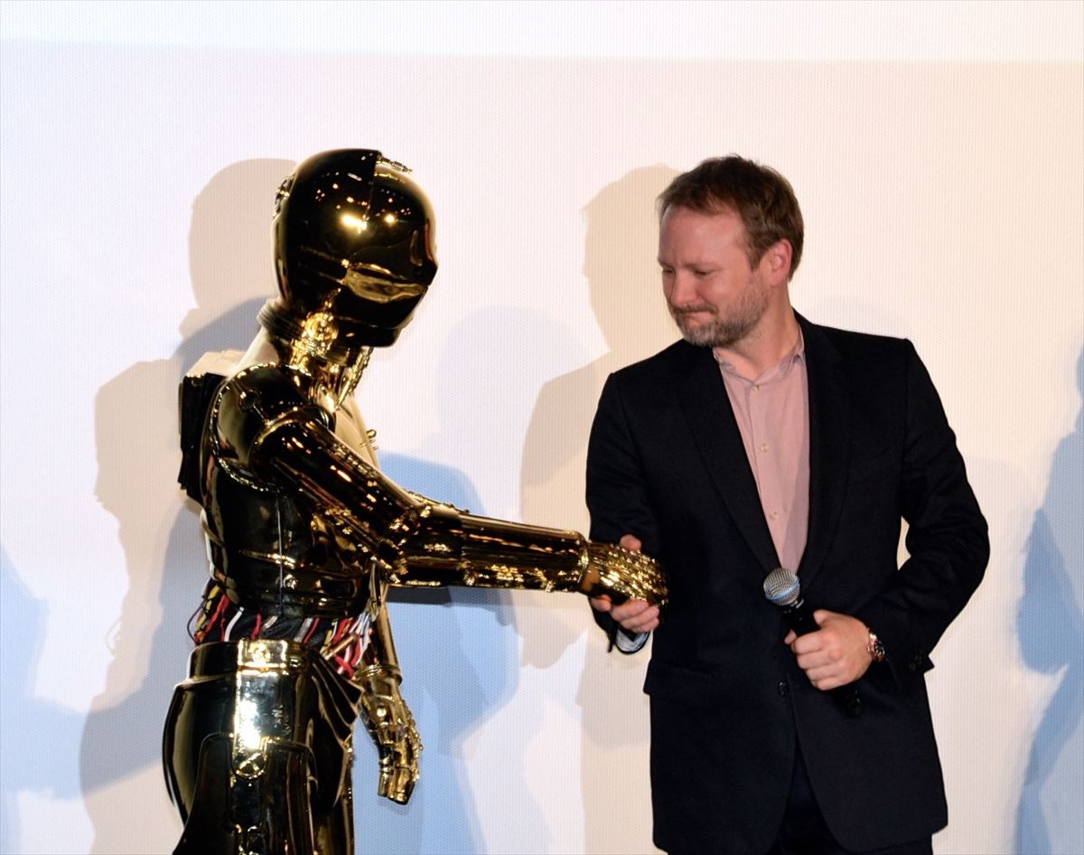 『スター・ウォーズ／最後のジェダイ』監督、鋭い質問に動揺？「それを言わせるのか」