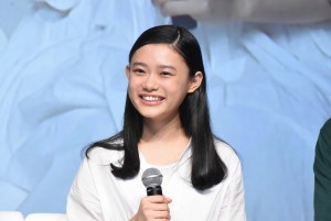 ソフトバンク新サービス発表会に登壇した杉咲花