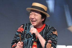 ソフトバンク新サービス発表会に登壇した古田新太