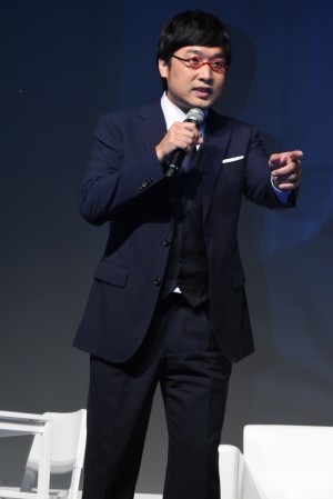 ソフトバンク新サービス発表会でMCを務めた山里亮太