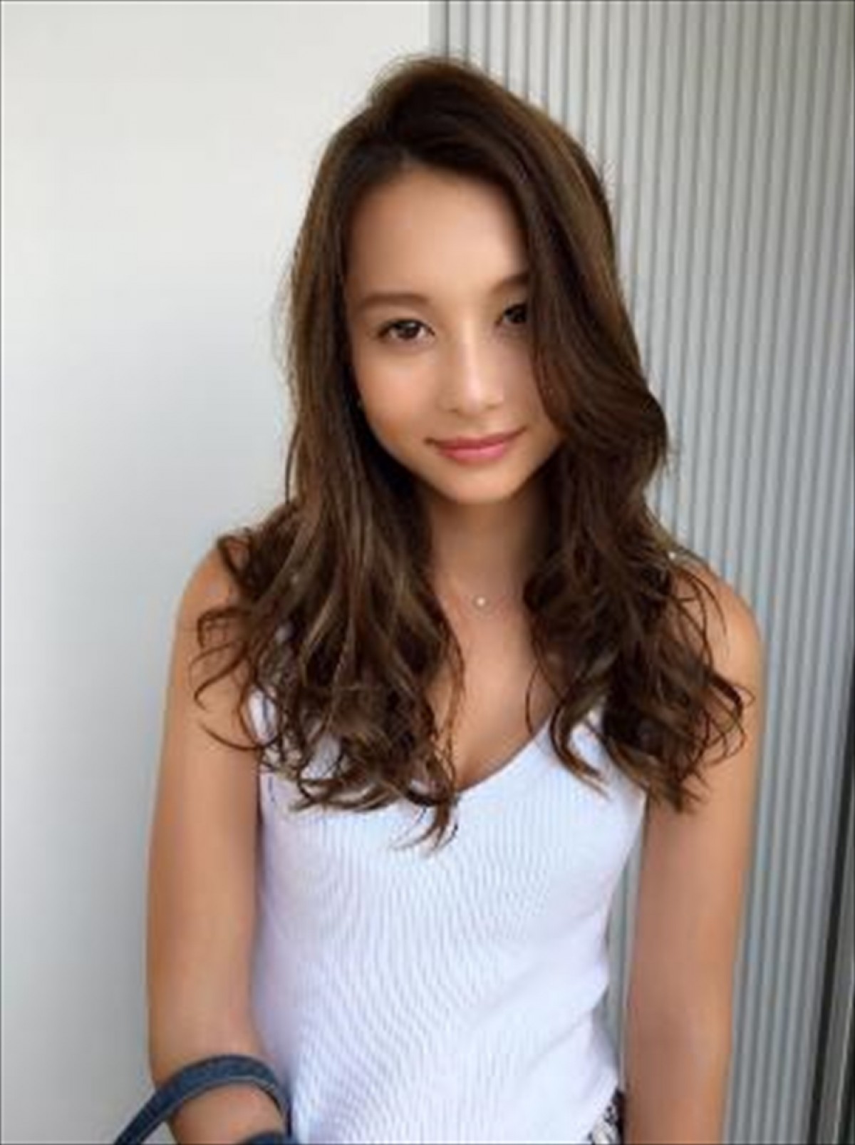 「世界で最も美しい顔100人」ノミネート！テラハNo1美女・Nikiが初写真集発売