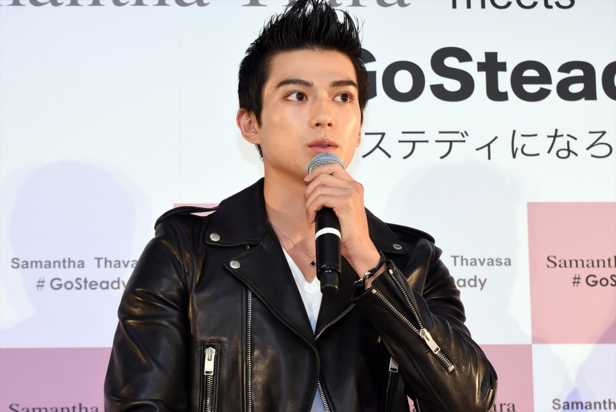 新田真剣佑、人気モデルのサラ・シュナイダーとCM共演「パッと明るくなるような方」
