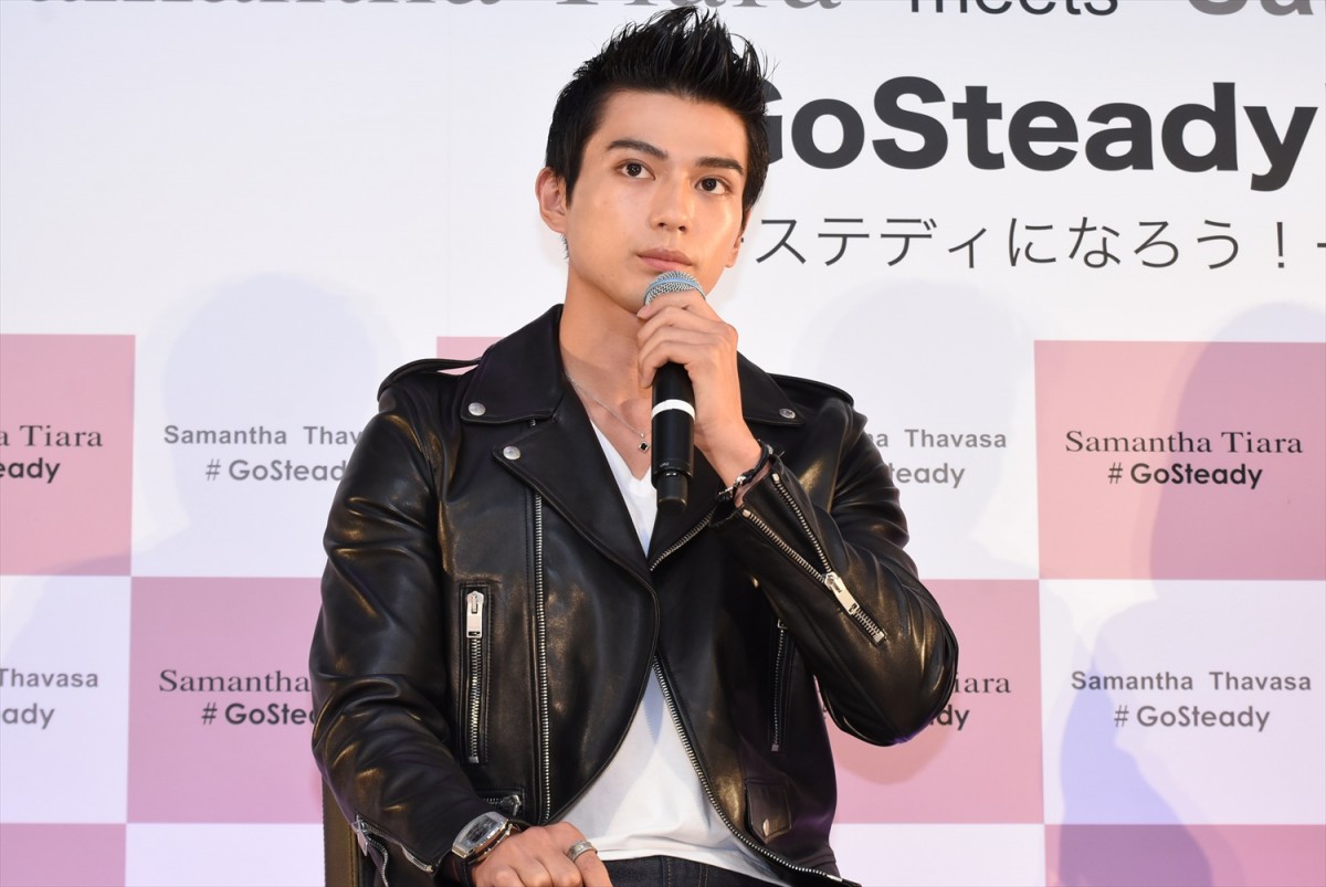 新田真剣佑、人気モデルのサラ・シュナイダーとCM共演「パッと明るくなるような方」