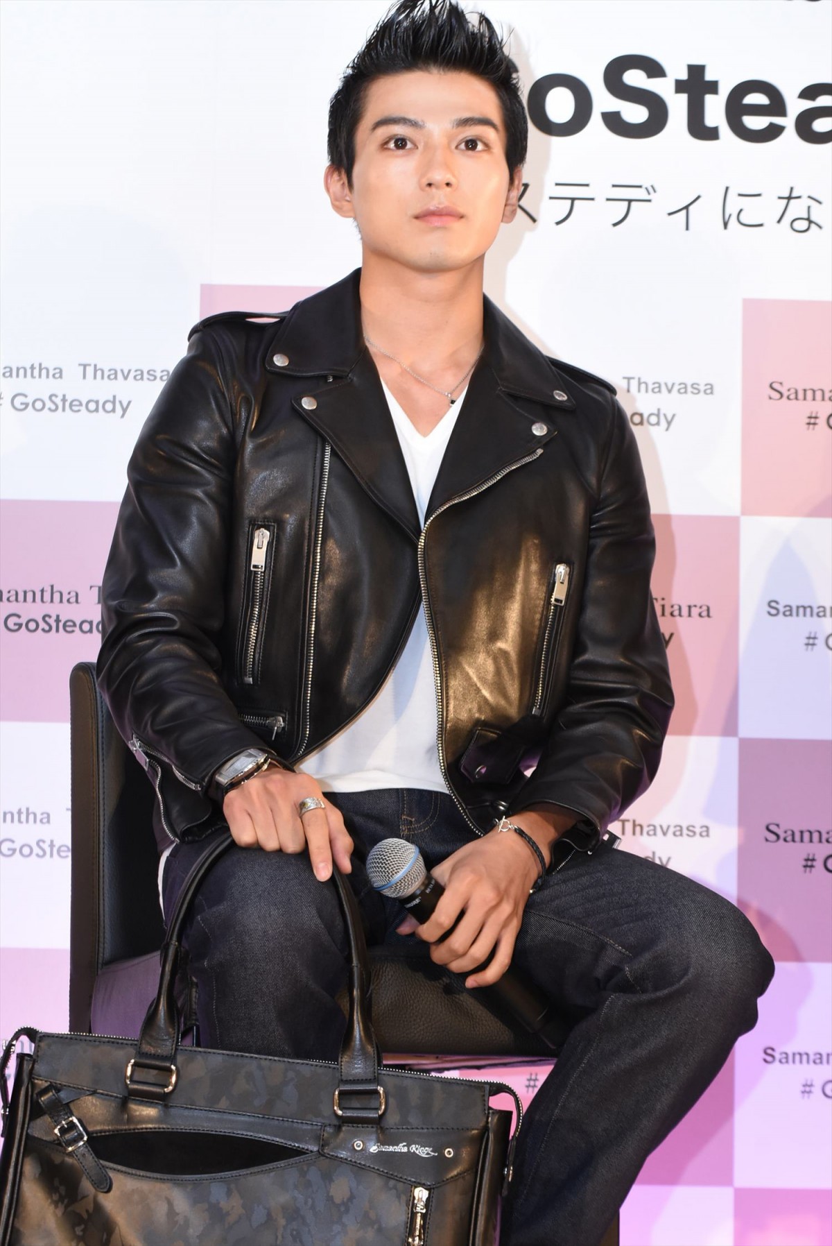 新田真剣佑、人気モデルのサラ・シュナイダーとCM共演「パッと明るくなるような方」