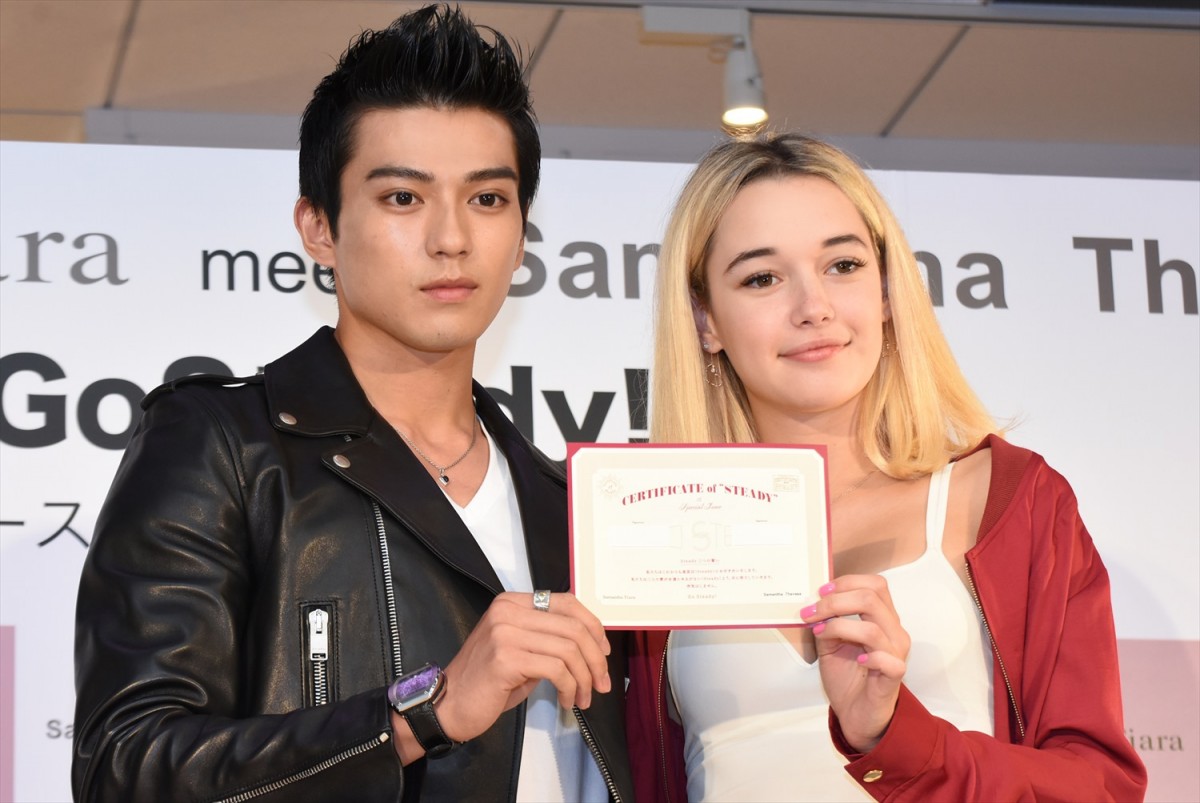 新田真剣佑、人気モデルのサラ・シュナイダーとCM共演「パッと明るくなるような方」