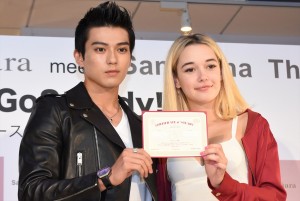 新田真剣佑＆サラ・シュナイダー、「サマンサタバサ」新CM発表会に登場