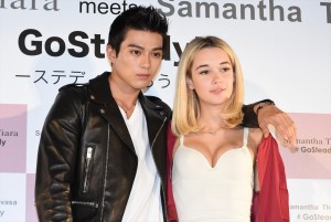 新田真剣佑＆サラ・シュナイダー、「サマンサタバサ」新CM発表会に登場