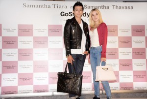 新田真剣佑＆サラ・シュナイダー、「サマンサタバサ」新CM発表会に登場