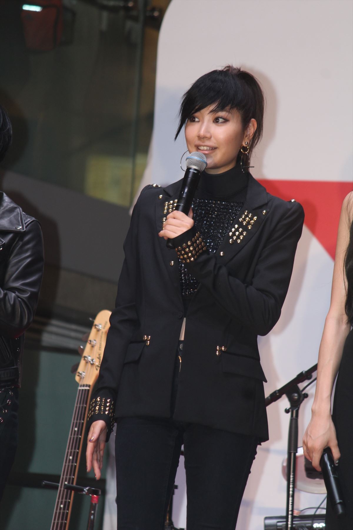 SILENT SIRENすぅ、初ヒールから裸足に！「石田純一さんに寄せました」