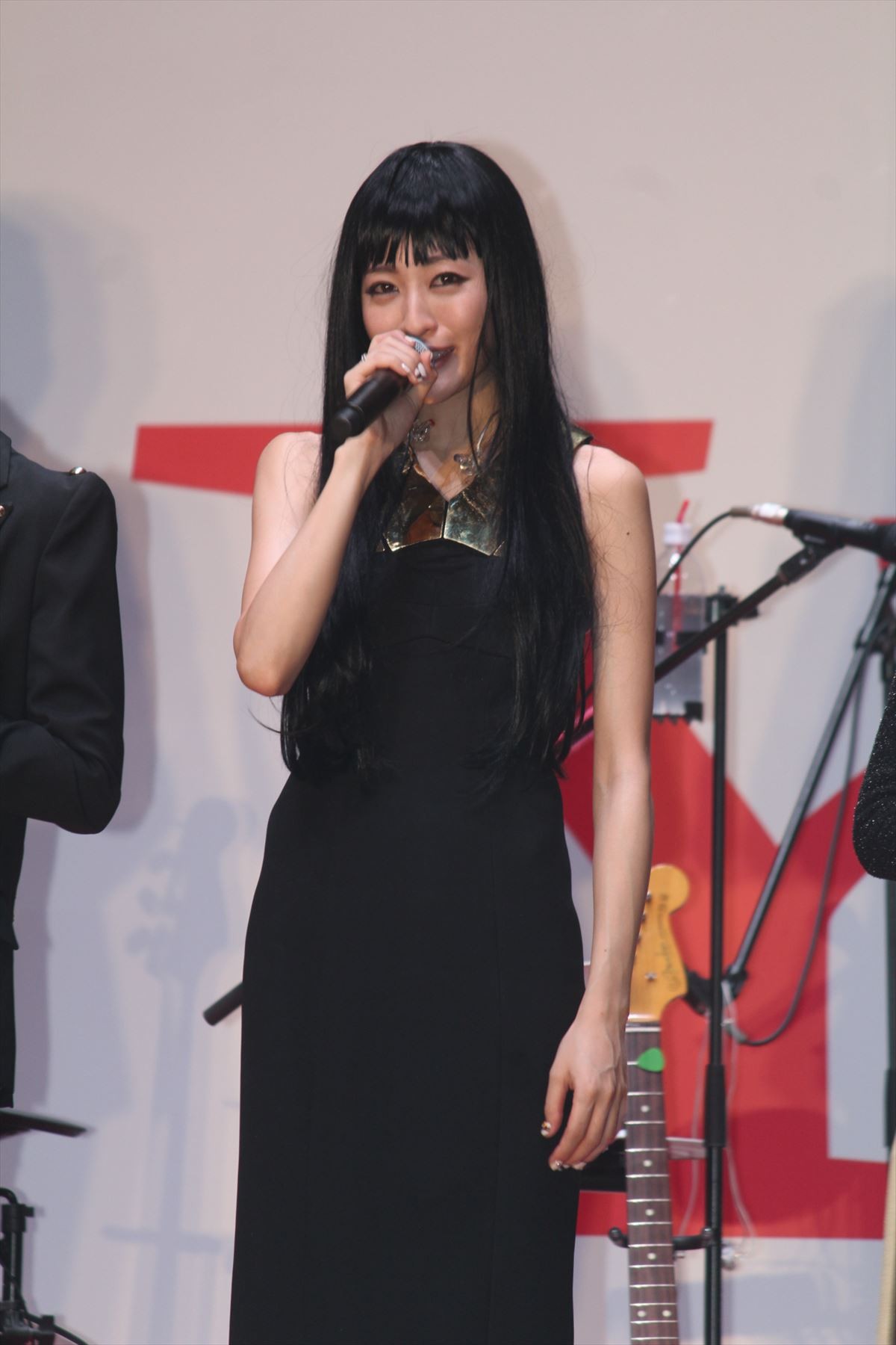 SILENT SIRENすぅ、初ヒールから裸足に！「石田純一さんに寄せました」