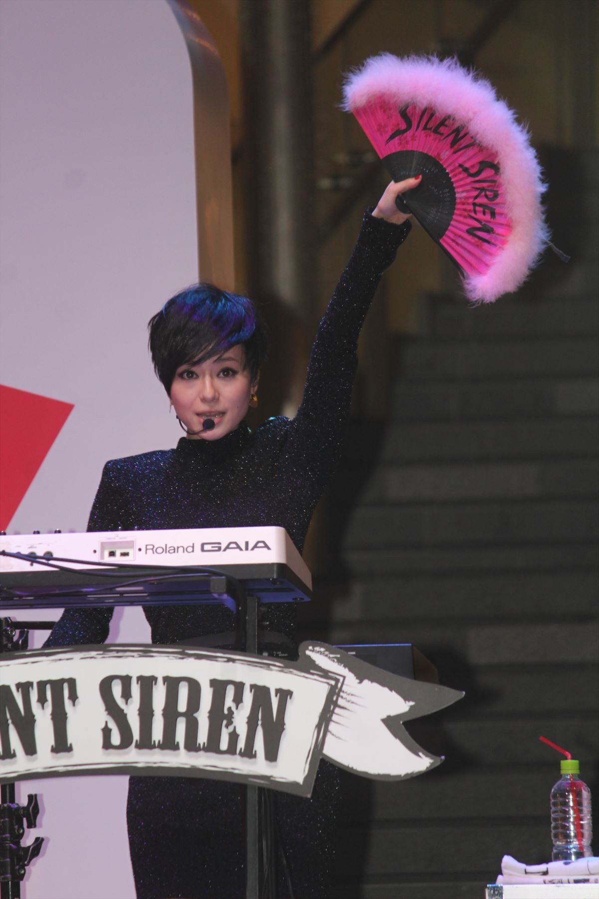 SILENT SIRENすぅ、初ヒールから裸足に！「石田純一さんに寄せました」
