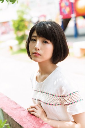 『浜辺美波写真集 voyage』より