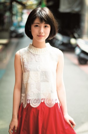 『浜辺美波写真集 voyage』より