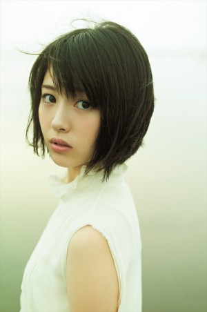 『浜辺美波写真集 voyage』より