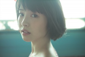 『浜辺美波写真集 voyage』より