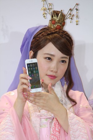 au iPhone 8発売セレモニーに登場した川栄李奈