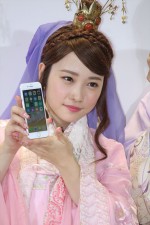 au iPhone 8発売セレモニーに登場した川栄李奈