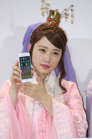 au iPhone 8発売セレモニーに登場した川栄李奈