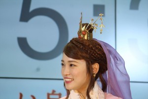 au iPhone 8発売セレモニーに登場した川栄李奈