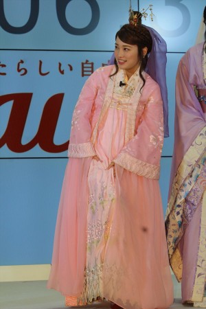 au iPhone 8発売セレモニーに登場した川栄李奈