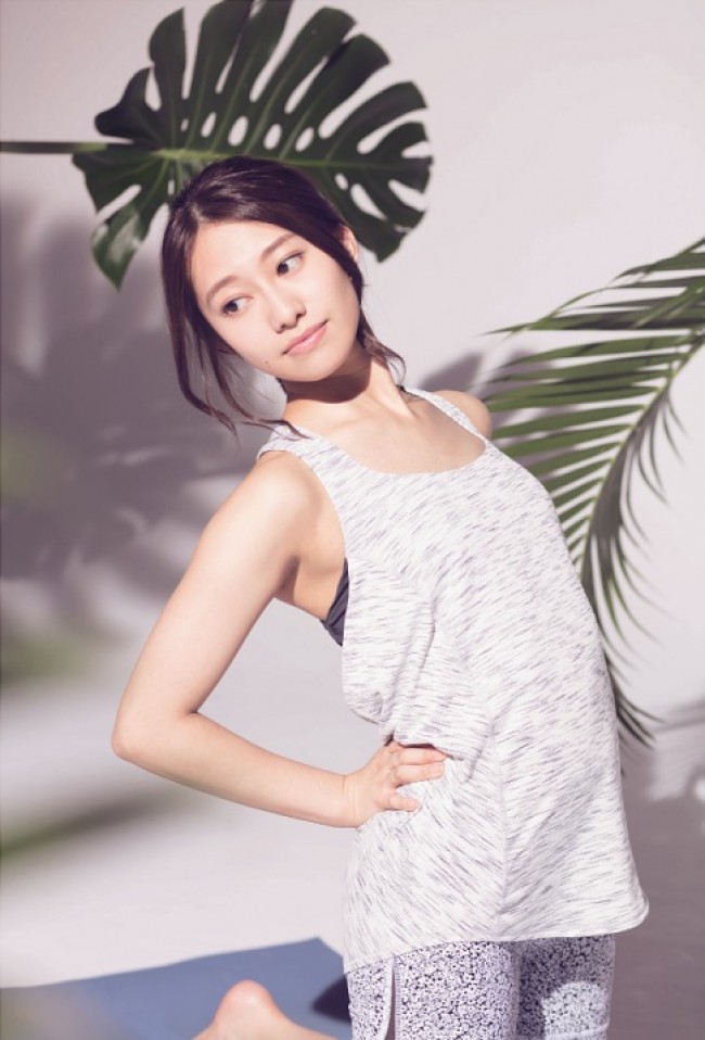 写真）乃木坂46・白石麻衣＆桜井玲香、“ヨガ”グラビア披露「休日YOGA