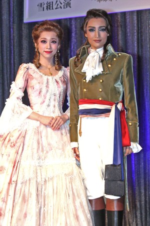 真彩希帆、望海風斗、宝塚歌劇雪組公演『ひかりふる路～革命家、マクシミリアン・ロベスピエール』、『SUPER VOYAGWER！』制作発表会に登壇
