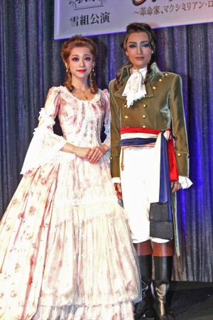 真彩希帆、望海風斗、宝塚歌劇雪組公演『ひかりふる路～革命家、マクシミリアン・ロベスピエール』、『SUPER VOYAGWER！』制作発表会に登壇