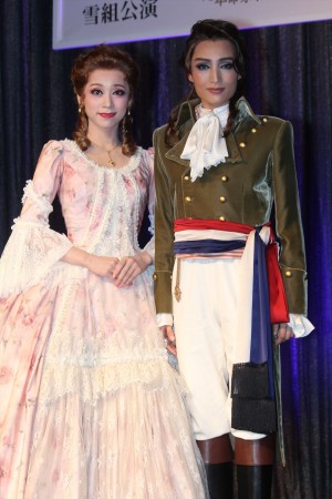 真彩希帆、望海風斗、宝塚歌劇雪組公演『ひかりふる路～革命家、マクシミリアン・ロベスピエール』、『SUPER VOYAGWER！』制作発表会に登壇