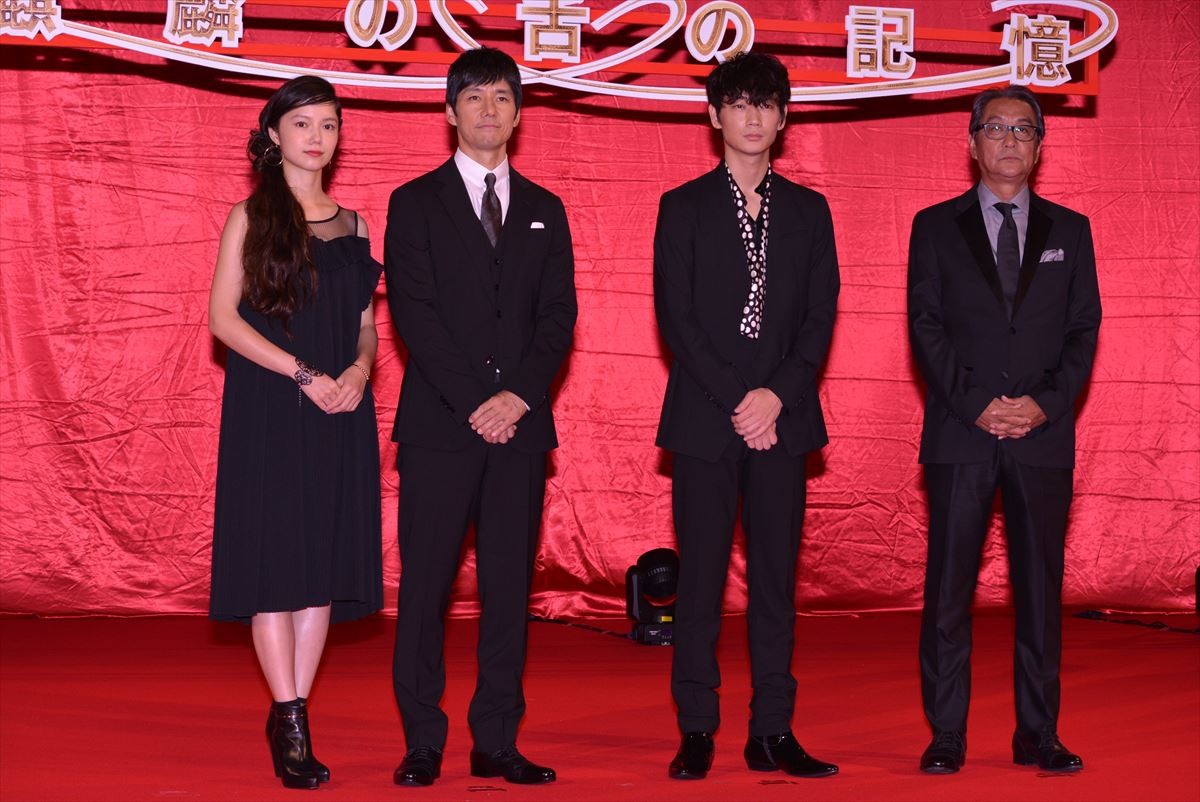 二宮和也＆綾野剛「剛ちゃん」「ニノ」と呼び合い、息の合ったコンビぶりを強調！