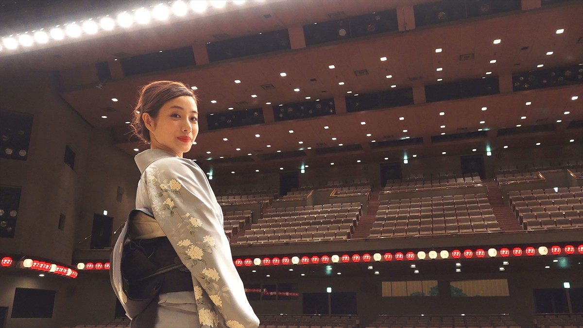 石原さとみ、秋の日比谷でレトロ散策＆元祖ピザトーストに舌鼓！ 東京メトロ新CM公開