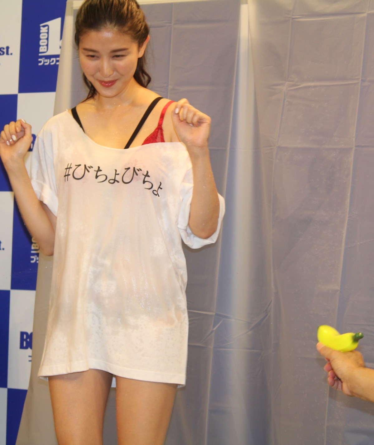 橋本マナミ、ファンに水をかけられてびしょ濡れに！神イベント開催