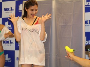 ファンに水鉄砲でびしょ濡れにされるイベントを行った橋本マナミ