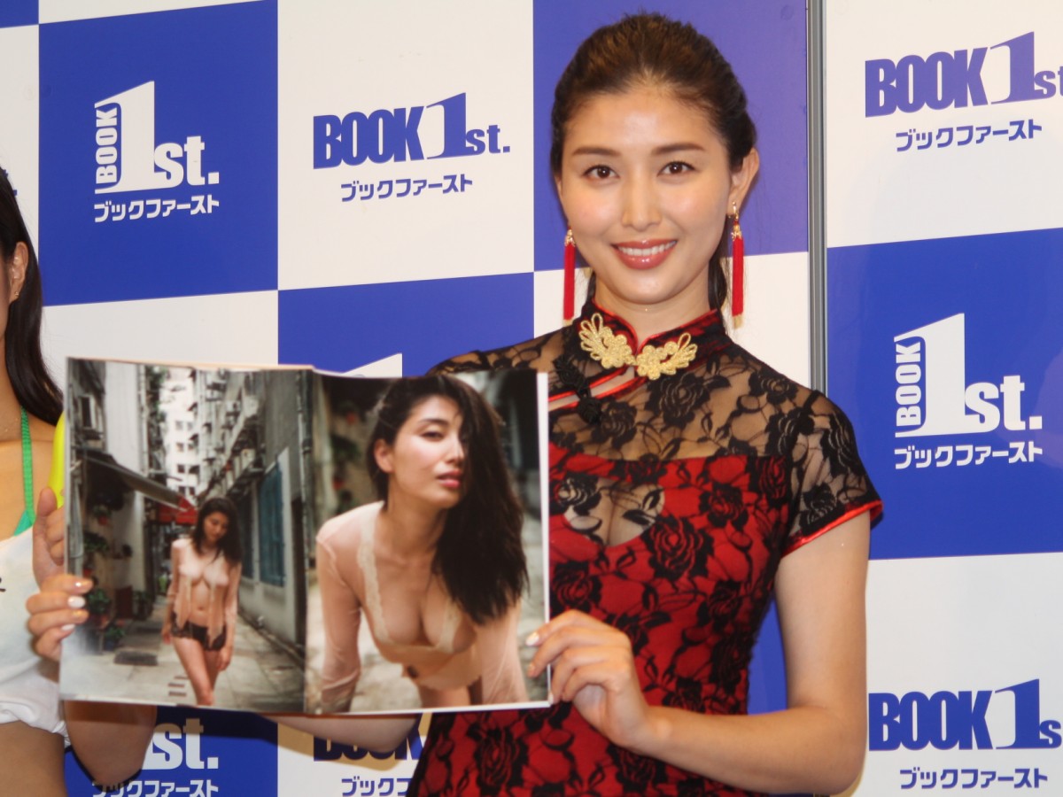 橋本マナミ、ファンに水をかけられてびしょ濡れに！神イベント開催