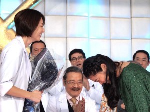 『ドクターX ～外科医・大門未知子～』制作発表で澤穂希から花束をもらう米倉涼子