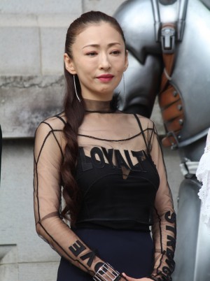 映画『鋼の錬金術師』の完成報告会見に出席した松雪泰子