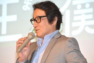 『先に生まれただけの僕』記者会見に登場した演出の水田伸生