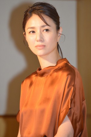 『先に生まれただけの僕』記者会見に登場した井川遥