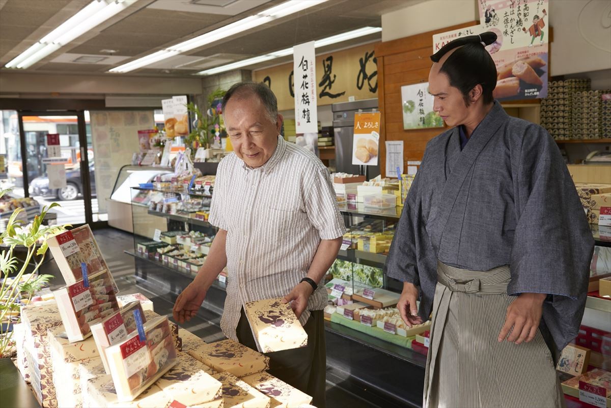 市原隼人、侍姿で“掃除機”をのぞく!?『サムライせんせい』場面写真解禁