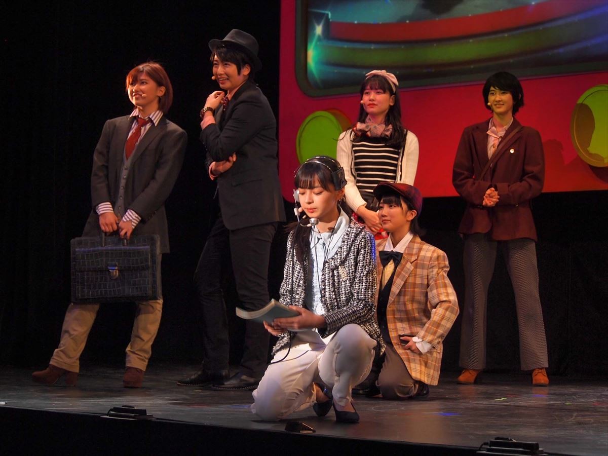 アンジュルム主演舞台、レトロ衣装で彩る“昭和のテレビ業界”を再現