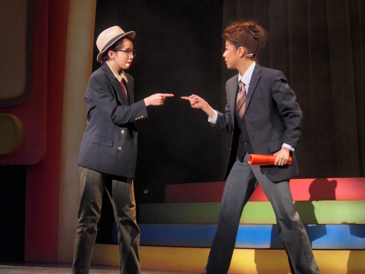 アンジュルム主演舞台、レトロ衣装で彩る“昭和のテレビ業界”を再現