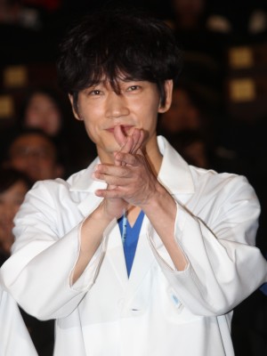 綾野剛、『コウノドリ』特別試写会＆舞台挨拶に出席