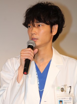 綾野剛、『コウノドリ』特別試写会＆舞台挨拶に出席