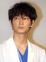 綾野剛、『コウノドリ』特別試写会＆舞台挨拶に出席