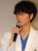 綾野剛、『コウノドリ』特別試写会＆舞台挨拶に出席